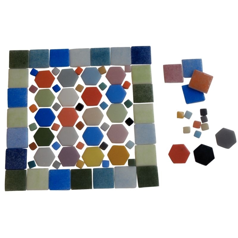 Seau de 1 litre de mosaïques smalt en pâte de verre. 10 couleurs assorties Dimensions : 1,2×1,2 cm