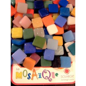 Seau de 1 litre de mosaïques smalt en pâte de verre. 10 couleurs assorties Dimensions : 1,2×1,2 cm