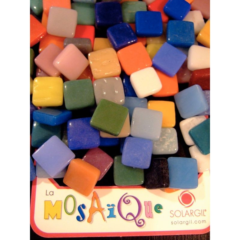 Seau de 1 litre de mosaïques smalt en pâte de verre. 10 couleurs assorties Dimensions : 1,2×1,2 cm