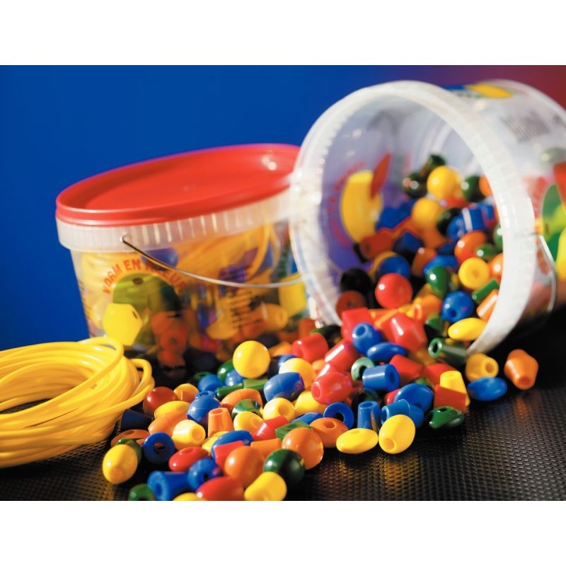 Seau de 245 perles en plastique 7 formes assorties