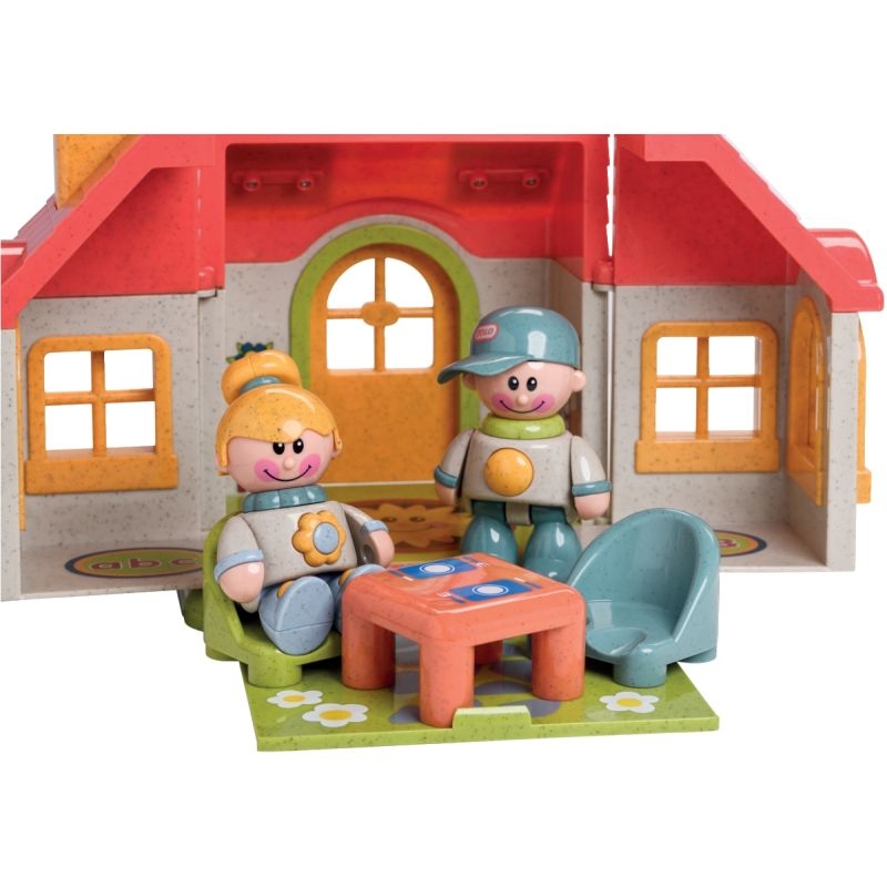 Maison TOLO BIO avec 2 personnages